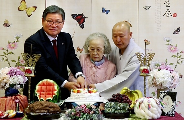 ▲ 충북대는 24일 51억 3000만원을 기탁한 교육독지가 강정 신언임 여사를 위해 미수연을 열었다. 신언인 여사는 충북대 인근 음식점에서 김수갑 총장과 함께 축하 케이크를 자르고 있다.ⓒ충북대