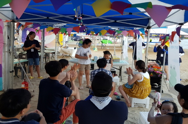 ▲ 포항국제불빛축제의 '나눔나라동화나라'프로그램에서 작가와의 대화 모습.ⓒ포항문화재단