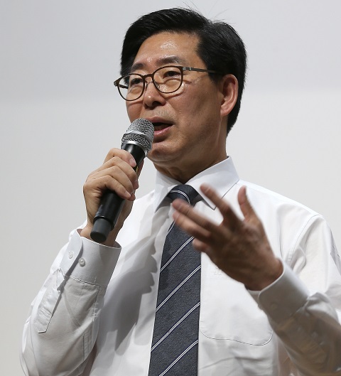 ▲ 양승조 충남도지사가 24일 공무원교육원에서 저출산, 고령화 사회양극화 등 3대 위기를 극복할 정책 방향에 대해 특강을 하고 있다.ⓒ충남도