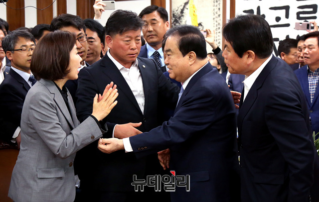 ▲ 나경원 자유한국당과 문희상 국회의장이 24일 오전 국회 의장실에서 설전을 벌이고 있다. ⓒ이종현 기자