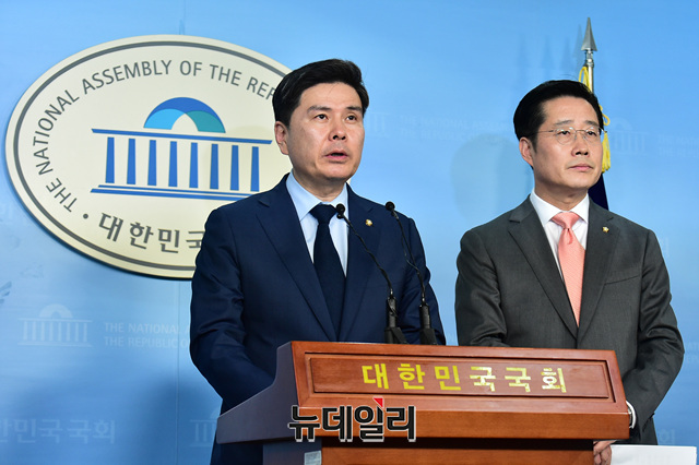 ▲ 지상욱·이태규 바른미래당 의원이 24일 오후 국회 정론관에서 기자회견을 갖고 김관영 원내대표의 오신환 의원 '사보임 추진'과 관련해 기자회견을 갖고 있다. ⓒ이종현 기자