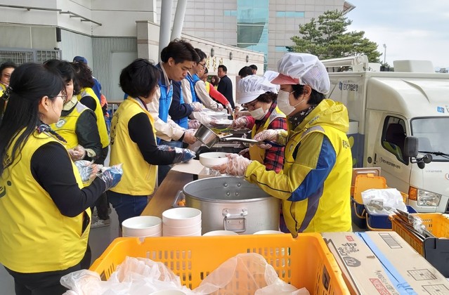 ▲ 지난 23일 어울림체육센터에서 사랑의 밥차를 운영하고 있는 제천시종합자원봉사센터 자원봉사자들이 음식을 담는 손길이 바쁘다.ⓒ제천시자원봉사센터