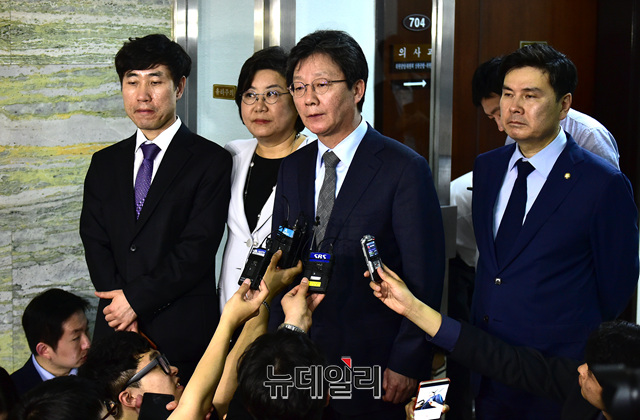 ▲ 유승민·이혜훈·하태경·지상욱 바른미래당 의원이 24일 오후 국회 의안과 앞에서 기자회견을 갖고 오신환 의원의 사개특위 위원 사보임 관련 발언을 하고 있다. ⓒ이종현 기자