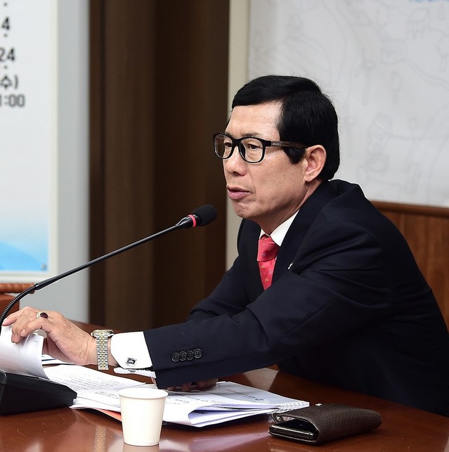 ▲ 24일 지중현 제천시인재육성재단 이사장이 임시회에서 장학생 선발과 장학금 지급을 확정 발표하고 있다.ⓒ제천시