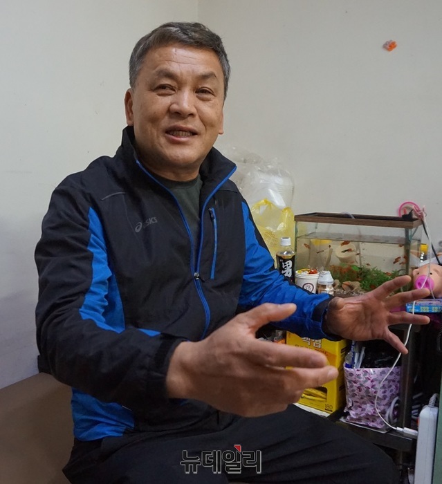 ▲ 이명훈 충북상인연합회장이 뉴데일리와 인터뷰를 통해 전통시장에 대해 설명을 하고 있다.ⓒ김정원 기자