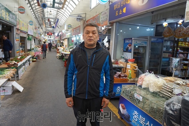 ▲ 이명훈 충북상인연합회장이 청주 사창시장에서 시장 상황을 설명하고 있다.ⓒ김정원 기자