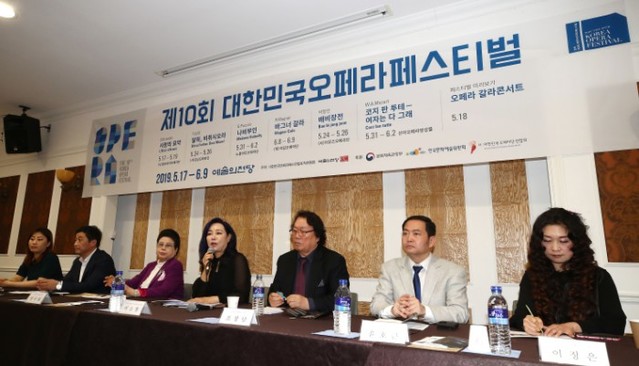 ▲ 오른쪽부터 이정은 더뮤즈오페라단 단장, 윤호근 국립오페라단 예술감독, 조장남 호남오페라단 단장, 이소영 조직위원장, 양수화 글로리아오페라단 단장, 신선섭 노블아트오페라단 단장, 이은선 선이오페라앙상블 단장.ⓒ연합뉴스