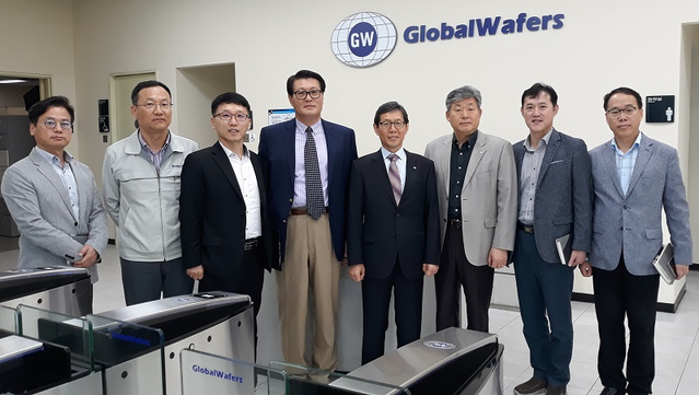 ▲ 충남도 김용찬 행정부지사가 25일 천안시 성거읍 에이엠씨코리아를 방문했다. 우측에서 4번째 김용찬 행정부지사, 5번째 조찬래 에이엠씨코리아 대표이사.ⓒ충남도