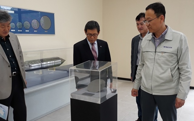 ▲ 충남도 김용찬 행정부지사가 25일 천안시 성거읍 에이엠씨코리아를 방문하고 현장을 둘러보고 있다.ⓒ충남도