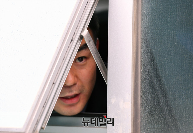 ▲ 채이배 바른미래당 의원이 25일 오후 국회 의원실에서 창문 틈사이로 취재진들과 인터뷰하고 있다.
이날 문희상 국회의장이 국회 사법개혁특별위원회 바른미래당 간사인 오신환 의원의 사보임을 허가했다. 이에 자유한국당 의원들이 다음 간사인 채이배 의원실을 점거했다.ⓒ이종현 기자