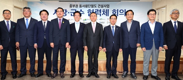 ▲ 중부권 동서횡단철도 조기 건설을 위한 시장군수 협의체가 25일 괴산군 성불산 산림휴양단지에서 사업 추진 상황과 향후 추진계획을 점검했다.ⓒ청주시