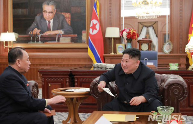 ▲ 지난 1월 미국을 다녀온 뒤 김정은에게 결과를 보고하는 김영철. 이때만 해도 좋았다. ⓒ뉴시스. 무단전재 및 재배포 금지.