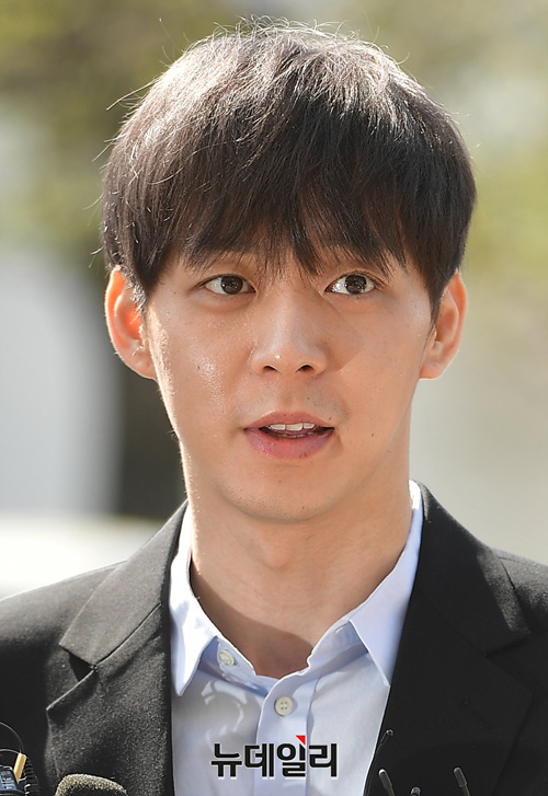 ▲ 가수 겸 배우 박유천(33)이 지난 17일 옛 연인 황하나와 함께 마약을 투약한 혐의를 조사 받기 위해 경기남부지방경찰청으로 출석하고 있다. ⓒ경기 수원=정상윤 기자