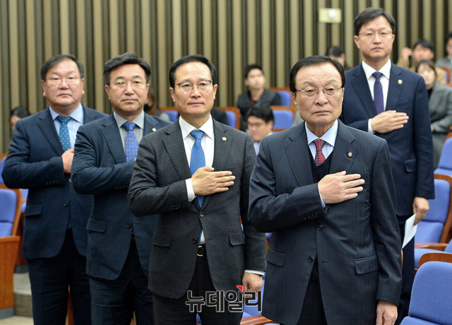 ▲ 의원총회에서 국민의례를 하는 더불어민주당 지도부. ⓒ뉴데일리 DB