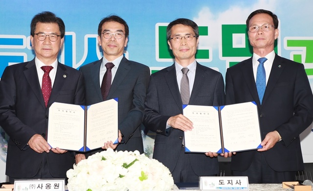 ▲ 25일 이시종 충북도지사가 음성군을 방문해 변형원 씨제이헬스케어 생산본부장(왼쪽 두 번째), 이원섭 (주)사옹원 사업총괄 사장(세번째), 조병옥 음성군수(맨 오른쪽)와 투자협약을 맺었다.ⓒ충북도