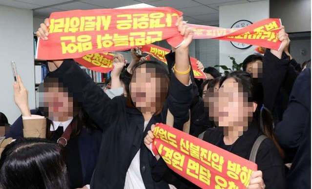 ▲ 한국대학생진보연합 대학생들이 12일 오전 국회 의원회관 나경원 원내대표실을 기습 점거해 농성을 벌이는 모습.ⓒ뉴시스