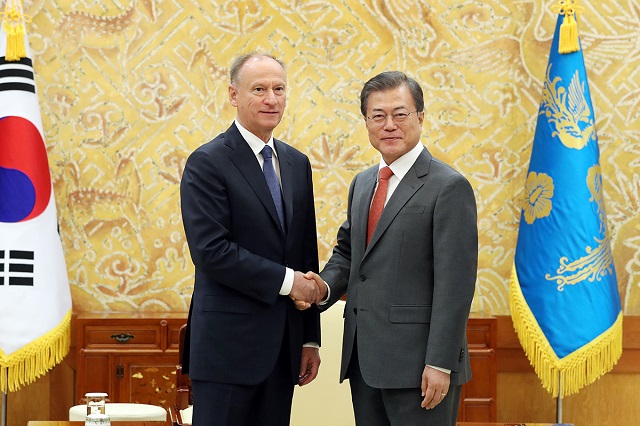 ▲ 문재인 대통령이 25일 오후 니콜라이 파트루쉐프 러시아 연방안보회의 서기를 접견하고 있다. ⓒ청와대