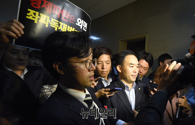 ▲ 채이배 바른미래당 의원이 25일 오후 자유한국당 의원들의 항의를 받으며 국회 운영위원장실로 향하고 있다.ⓒ이종현 기자