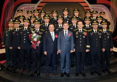 ▲ DB손해보험 김정남 사장(사진 맨 앞줄 오른쪽에서 다섯번째), 한국방송공사 양승동 사장 (오른쪽에서 네번째), 정문호 소방청장(오른쪽에서 세번째)대상 수상자 양승용 부평소방서 소방관 (오른쪽에서 여섯번째)과 본상 수상자들이 함께 기념촬영을 하고 있다.ⓒDB손해보험