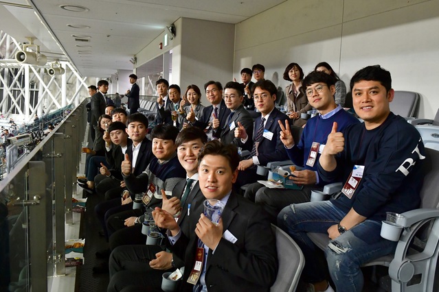 ▲ 이대훈 은행장(둘째줄 우측부터 다섯 번째)과 직원들이 프로야구 경기장을 찾아 경기를 관람하며 기념사진을 촬영하고 있다.ⓒ농협은행