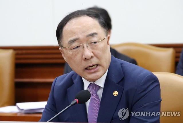 ▲ 홍남기 경제부총리 겸 기획재정부 장관이 25일 정부서울청사에서 열린 긴급관계장관 회의를 주재하며 1분기 국내총생산(GDP) 속보치 등 최근 경제 상황과 대응방안에 대해 발언하고 있다. ⓒ연합뉴스