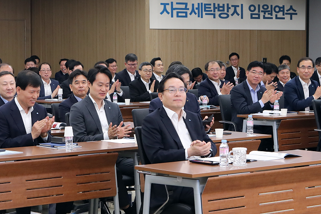 ▲ 손태승 우리금융지주 회장(사진 앞줄 가운데)과 그룹 전 계열사 임원들이 지난 19일 외부전문가의 자금세탁방지 특별연수를 받고있다.ⓒ우리은행