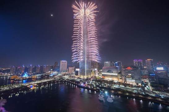 ▲ 롯데월드타워가 4일 한반도 평화를 기원하는 동행(同行)의 의미를 담은 타워불꽃쇼를 개최한다. 사진은 17년 그랜드오프닝 당시 불꽃축제 모습ⓒ롯데물산