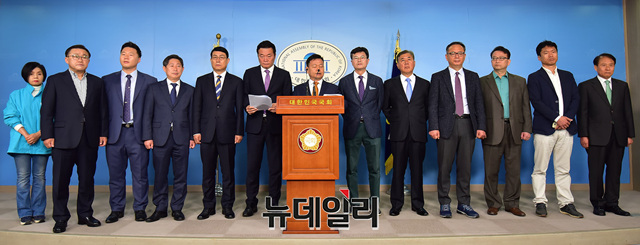 ▲ 바른미래당 현직 원외 지역위원장들이 26일 국회 정론관에서 현 지도부의 조건없는 총사퇴를 요구하는 기자회견을 갖고 있다. ⓒ정상윤 기자