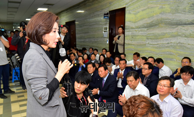 ▲ 나경원 자유한국당 원내대표가 26일 오전 고위공직자범죄수사처(공수처)법의 의안과 제출을 막기 위해 국회 의안과 입구복도에서 연좌농성을 하고 있다. ⓒ정상윤 기자