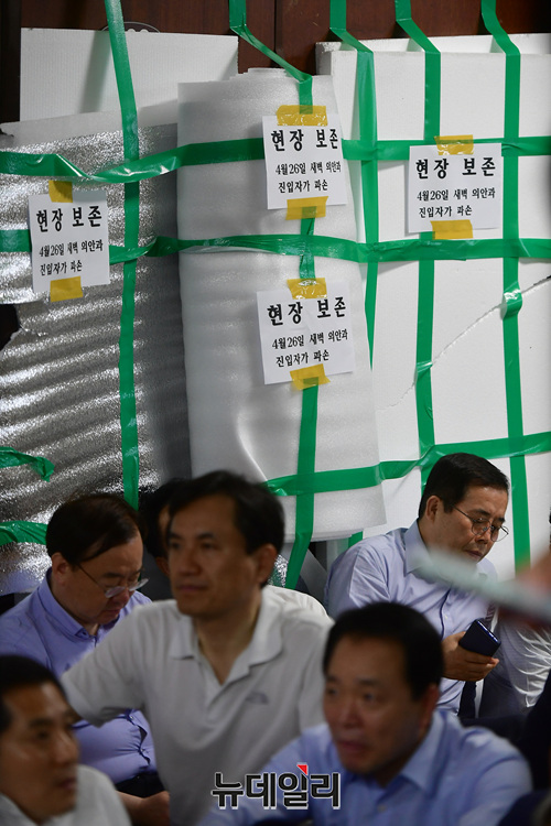 ▲ 자유한국당 소속 의원들이 26일 '패스트트랙 저지'를 위해 국회 본청 의안과 앞을 봉쇄하고 있는 모습. 박대출, 김진태, 강효상 의원 등의 얼굴이 보인다.ⓒ정상윤 기자