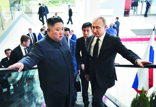 ▲ 푸틴 대통령과 함께 에스컬레이트를 타고 회담장으로 향하는 김정은. 표정이 미묘하다. ⓒ뉴시스 AP. 무단전재 및 재배포 금지.