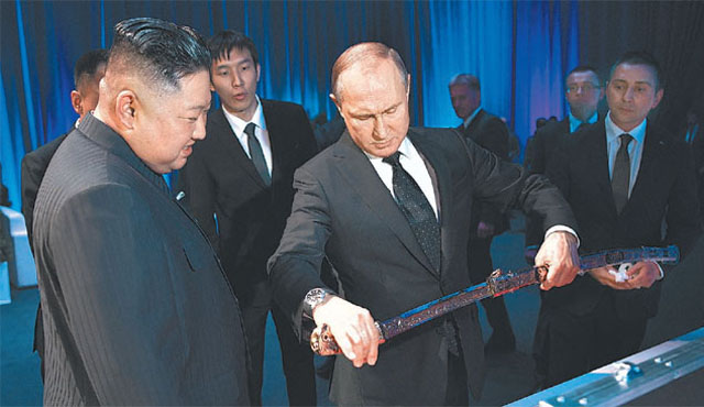 ▲ 블라디미르 푸틴 러시아 대통령이 김정은으로부터 선물받은 검을 살펴보고 있다. ⓒ뉴시스 AP. 무단전재 및 재배포 금지.