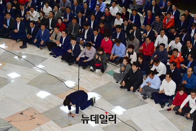 ▲ 26일 오후 한국당을 제외한 여야4당이 패스트트랙에 올릴 4개 법안을 국회에 모두 제출했다. 소식을 들은 자유한국당이 국회 로텐더홀에서 긴급의총을 열고 국민들께 사죄하고 있다.ⓒ이종현 기자