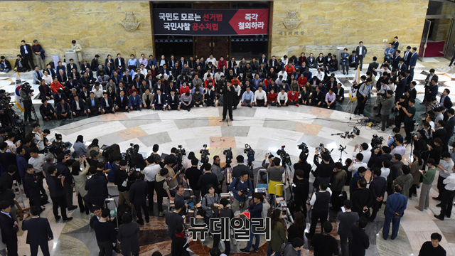 ▲ 26일 오후 자유한국당이 국회 로텐더홀에서 긴급의원총회를 열고 있다.ⓒ이종현 기자