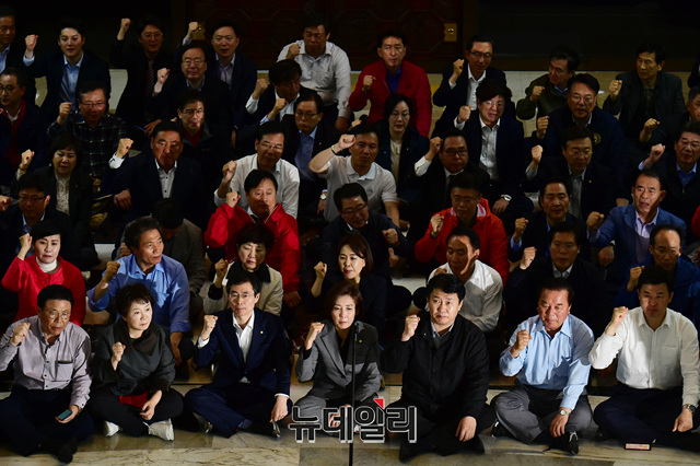 ▲ 자유한국당 소속 의원들이 26일 오후 국회 로텐더홀에서 긴급의원총회를 열고 '여야 4당의 패스트트랙 법안 전자제출'을 규탄하고 있다.ⓒ이종현 기자