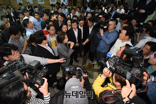 ▲ 나경원 자유한국당 원내대표가 26일 오후 국회 의안과 앞에서 검경수사권조정 법안이 전자입법으로 접수되었다는 소식을 전해듣고 해산선언을 하고 있다. ⓒ이종현 기자