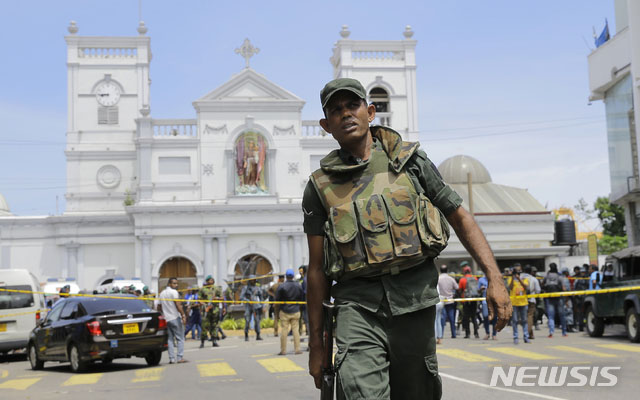 ▲ 지난 21일(현지시간) 콜롬보 테러 직후 현장 경계에 나서는 경찰. ⓒ뉴시스 AP. 무단전재 및 재배포 금지.
