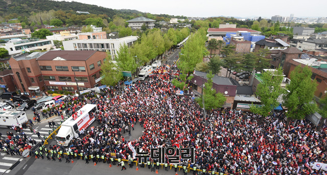 ▲ 27일 자유한국당 '문재인 STOP, 국민이 심판합니다' 장외집회 이후 당 지도부와 참가자들이 청와대 인근까지 몰려간 모습.ⓒ이종현 기자