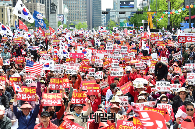 ▲ 27일 서울 광화문 광장 인근에서 열린 자유한국당 주최'문재인 STOP, 국민이 심판합니다'에 참가한 당원들이 '독재타도' '헌법수호' 손피켓을 들어보이고 있다.ⓒ이종현 기자
