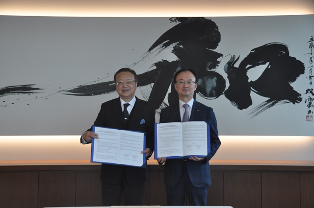 ▲ 임맹호 산업은행 부행장(오른쪽)과 미야케 수구루 Nihon M&A Center 대표가 25일 일본 토쿄 Nihon M&A Center 본사에서 양해각서 체결후 기념사진을 촬영하고 있다.ⓒ산업은행