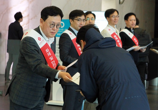 ▲ 이광영 롯데자산개발 대표이사가(왼쪽 첫번째) 지난 4월26일(金) 서울 중구 시그니쳐타워에서 화재 및 안전사고 예방을 위한 캠페인을 진행하고 있다ⓒ롯데자산개발