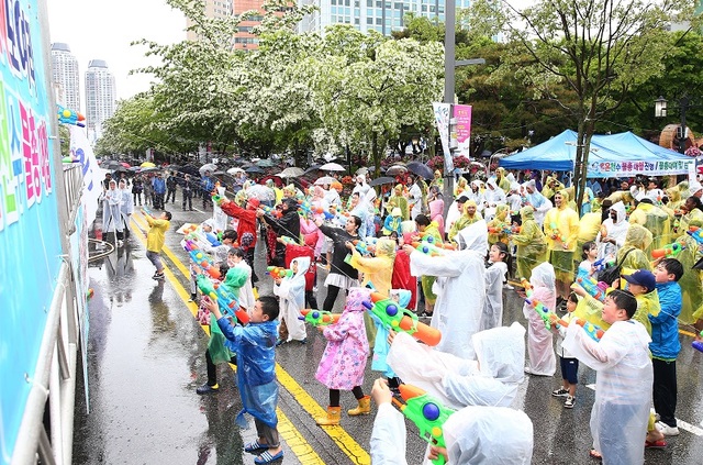 ▲ 제26회 유성온천문화축제가 5월 10일부터 2박 3일간 유성구 일원에서 열린다. 사진은 2018년 온천수건강물총대첩 장면.ⓒ유성구청