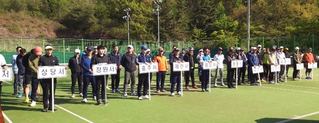 ▲ 충북지방경찰청자기 테니스대회가 27일 청주 오창 청원테니스장에서 열린 가운데 경기에 앞서 개회식을 하고 있다.ⓒ충북경찰청