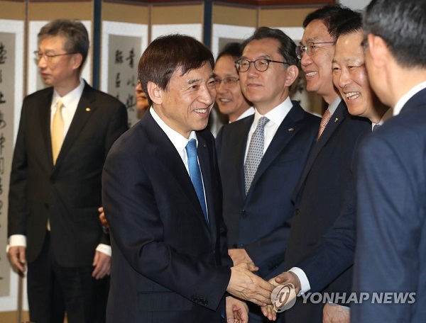 ▲ 이주열 한국은행 총재가 26일 서울 중구 한국은행에서 열린 금융협의회에 앞서 은행장들과 인사를 하고 있다. ⓒ연합뉴스