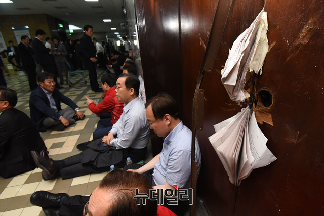 ▲ 자유한국당 의원 및 보좌진이 26일 오전 파손된 국회 의안과 문을 지키고 있다. ⓒ이종현 기자