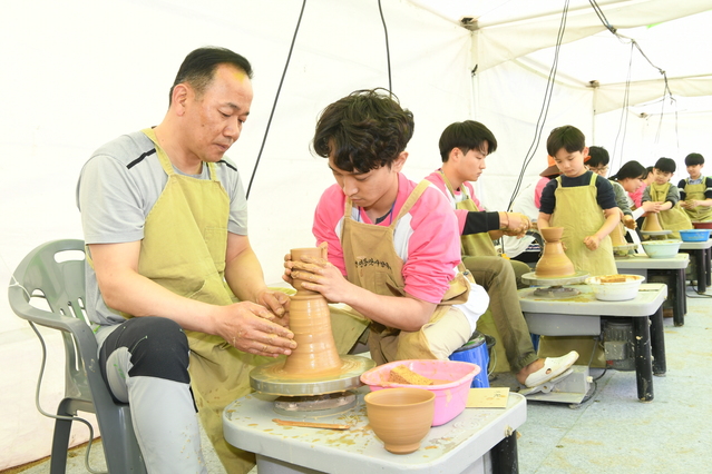 ▲ 문경찻사발축제 프로그램 중 하나인 도자기 빚기 체험 장면.ⓒ문경시