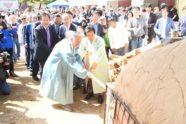 ▲ 축제 37개 프로그램 중 망댕이가마 불 지피기 장면.ⓒ문경시
