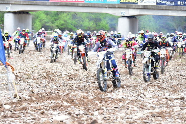 ▲ 28일 파천면 옹점리 하천 및 청송읍 태행산 산악모터사이클 코스에서 열린 대회는 전국 각지 300여명 동호인들이 참가한 가운데 열띤 경합을 펼쳤다.ⓒ청송군