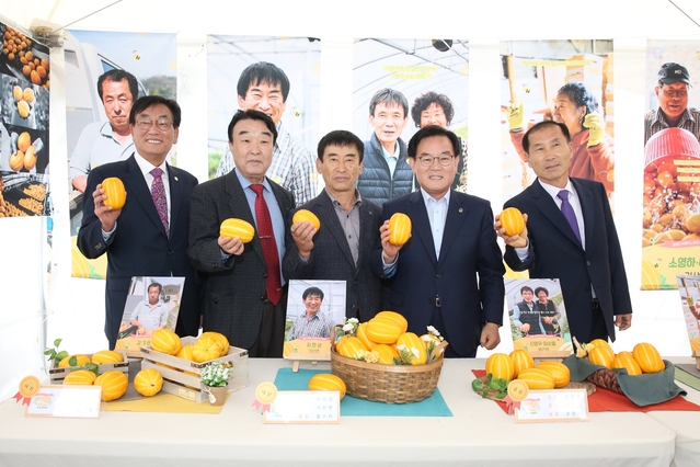 ▲ 칠곡군은 지난 26일 칠곡 참외 품질을 비교·평가하는 참외품평회를 개최했다. 사진 중간은 대상을 받은 최한상씨.ⓒ칠곡군