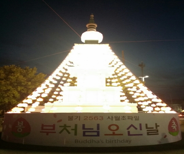 ▲ 경주역 광장의 봉축탑 점등 모습.ⓒ경주시